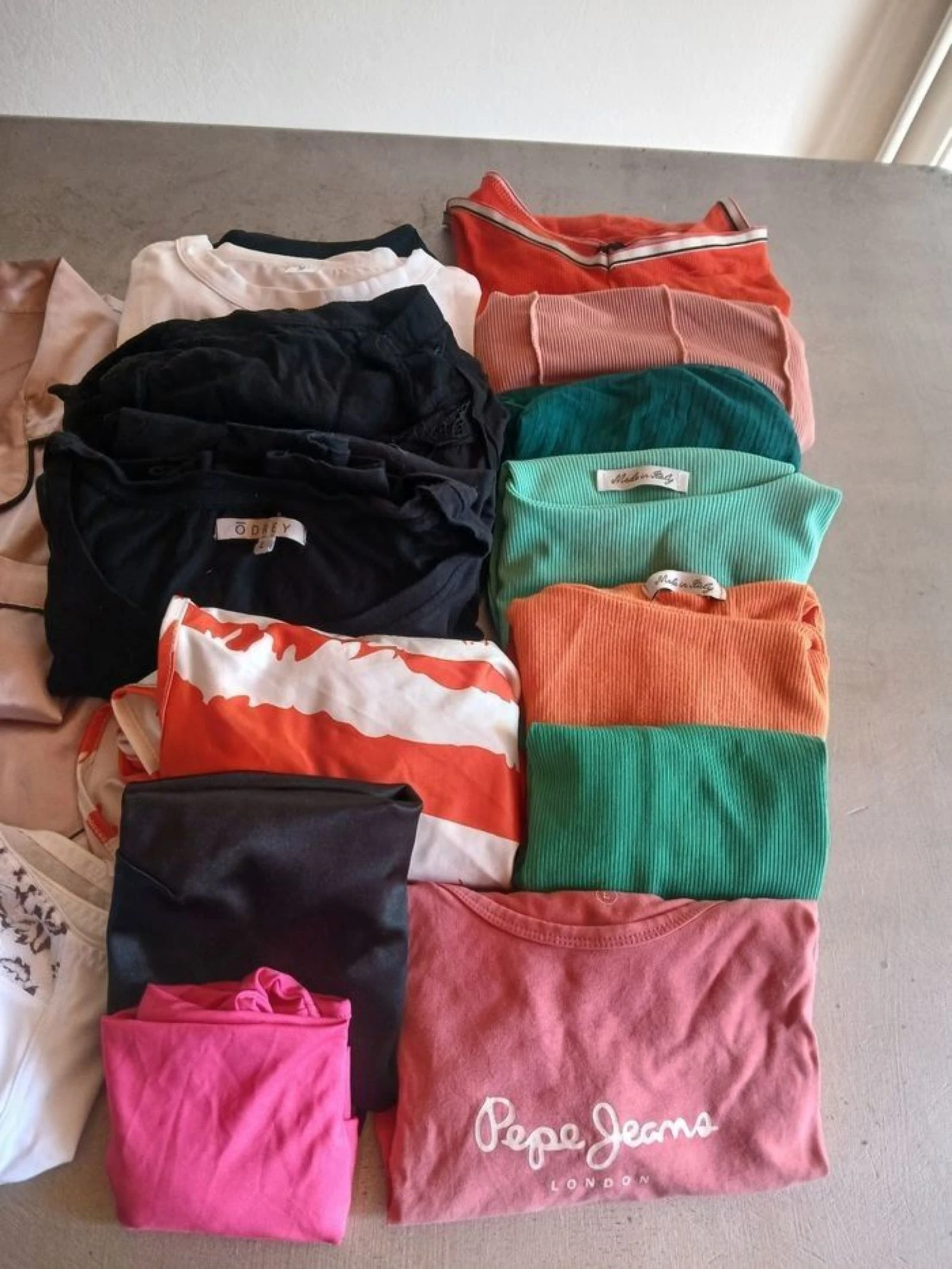 22-piece women's clothing lot ideal for resellers – photo 4